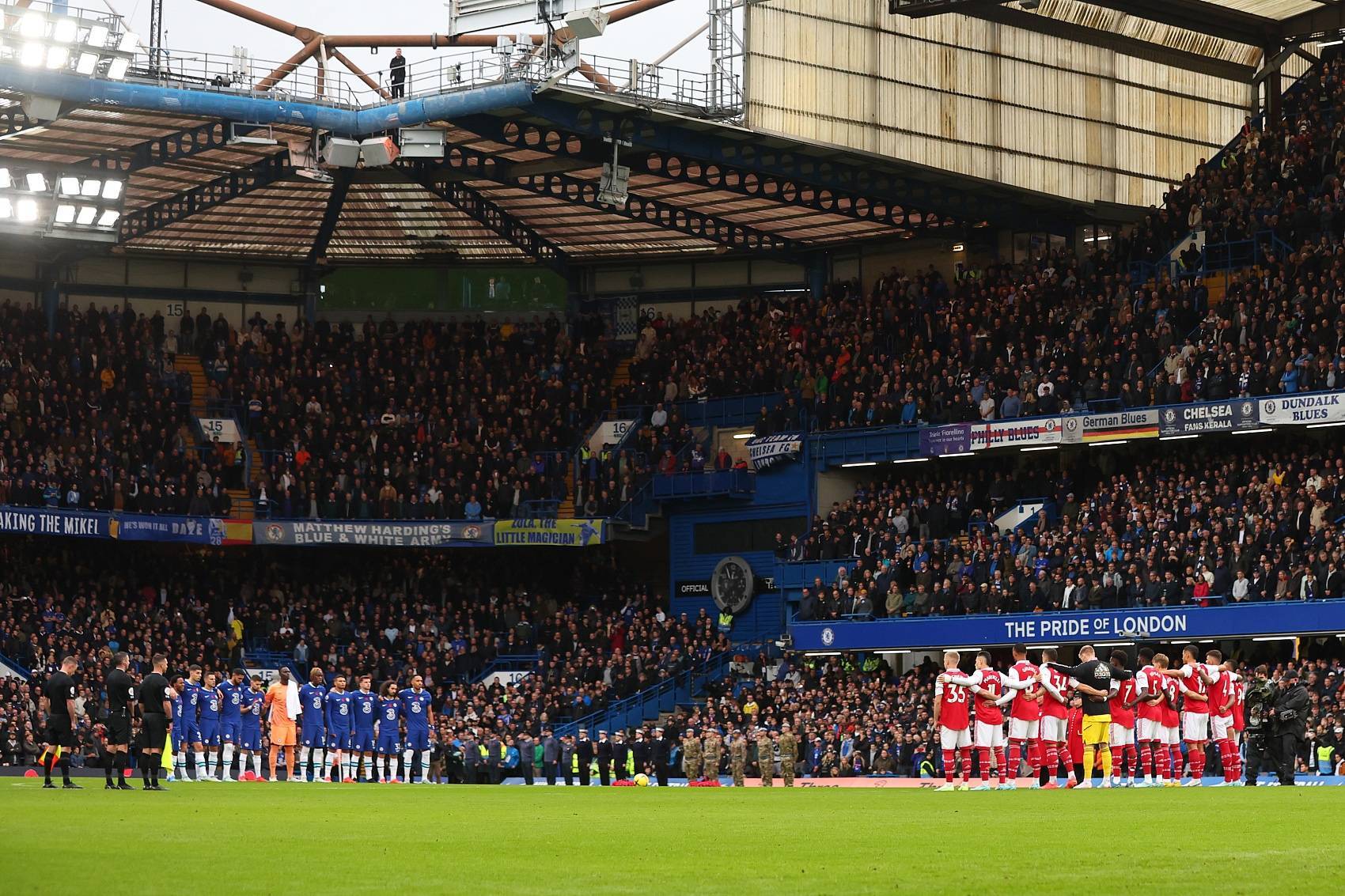 球队主场作战气氛热烈，球迷热情高涨