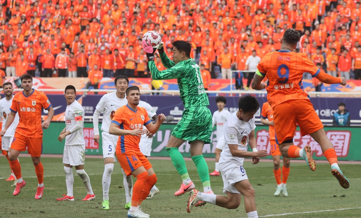 球员们在赛场上展现出顶级表现 球员们在赛场上展现出顶级表现