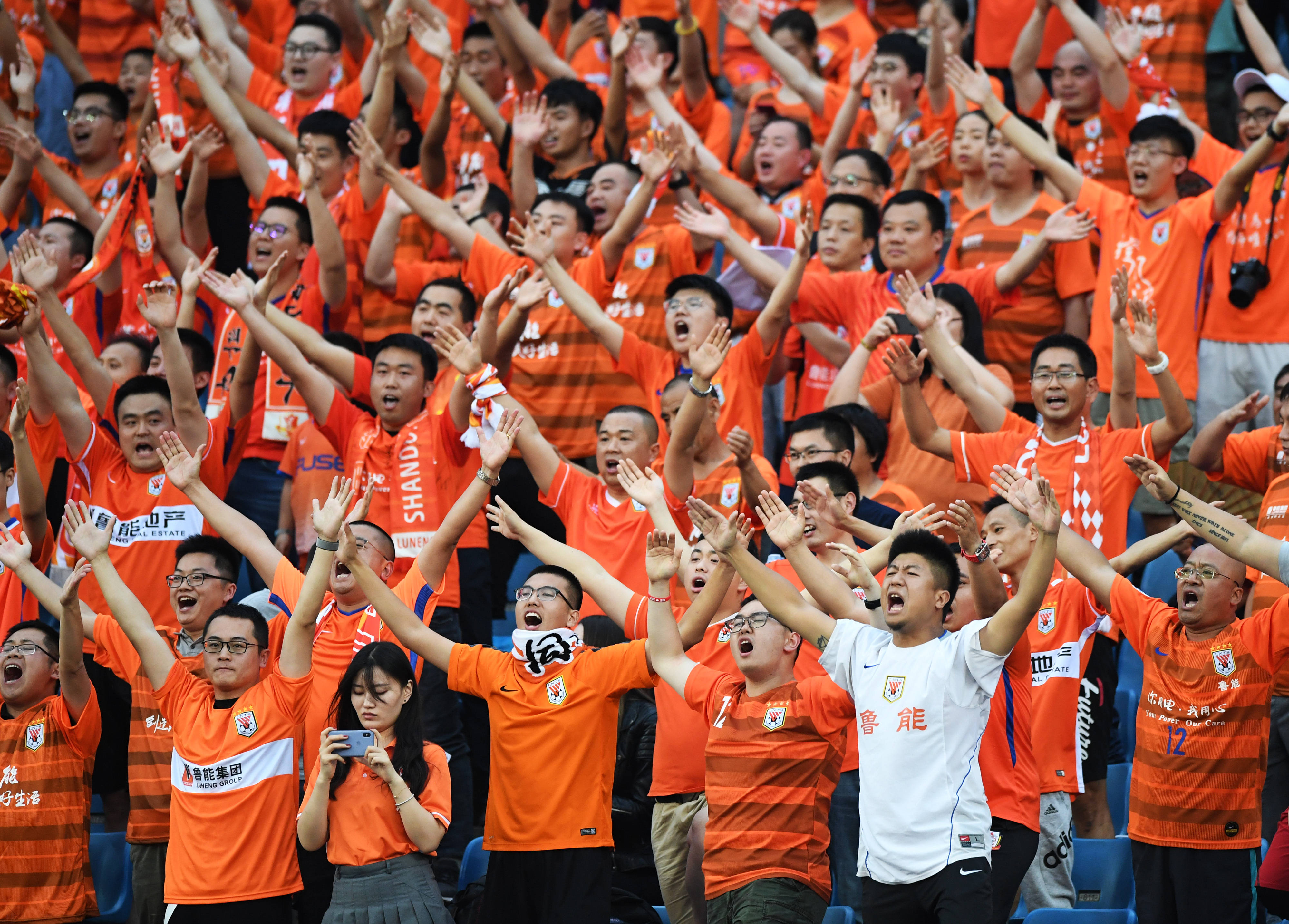 球迷聚集足球场外，庆祝队伍壮举