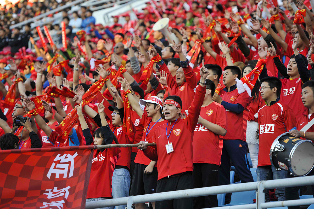 球员们在女足比赛上发挥出色，赢得观众喝彩