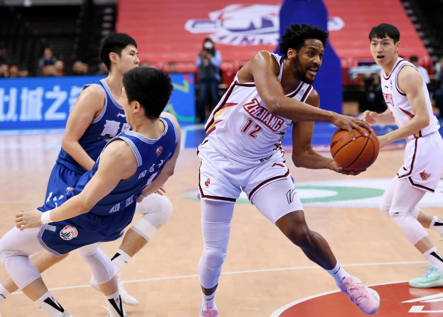 山东队在比赛中力挫对手，带走胜利