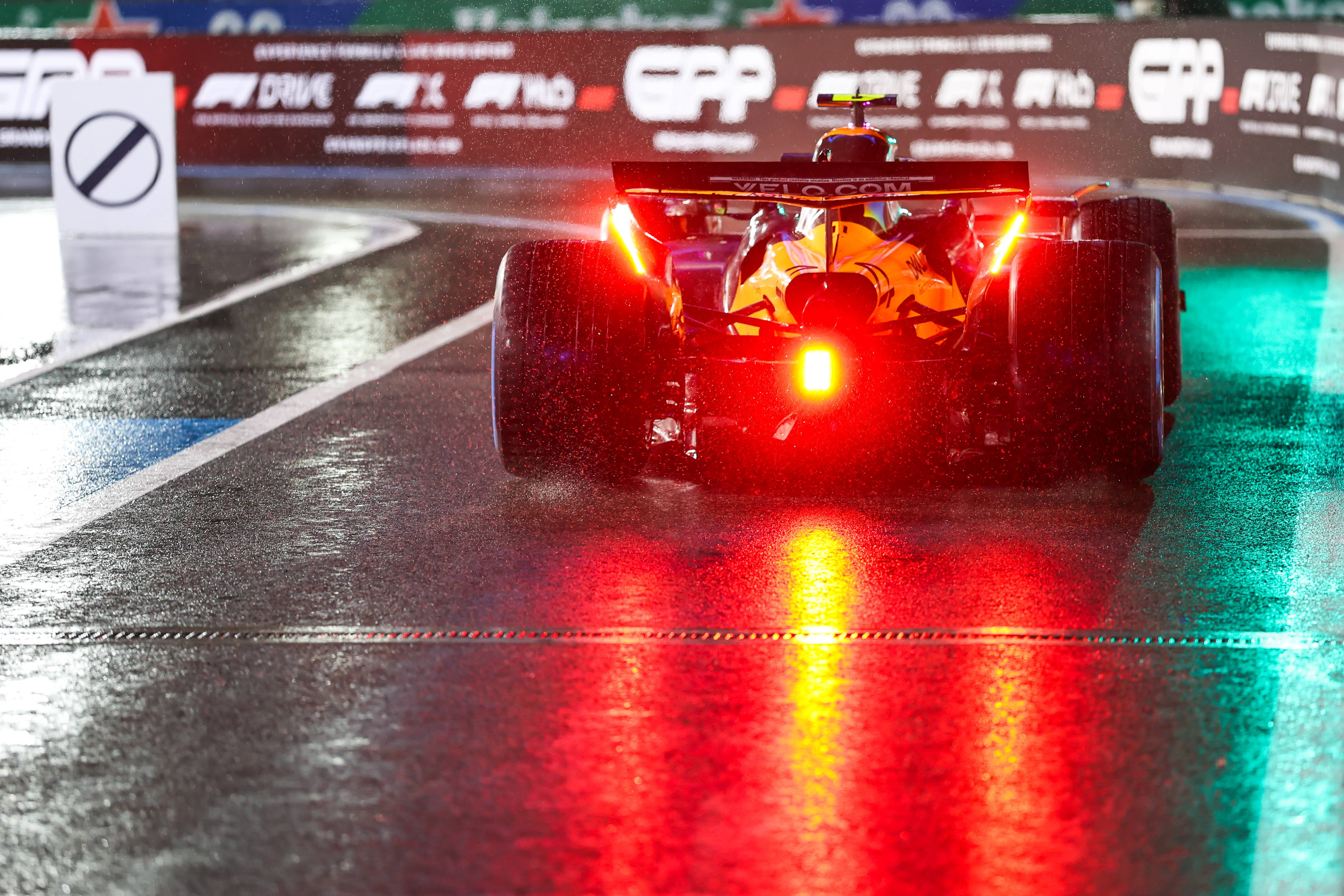 梅赛德斯险胜红牛车队，诺里斯点燃赛场的简单介绍