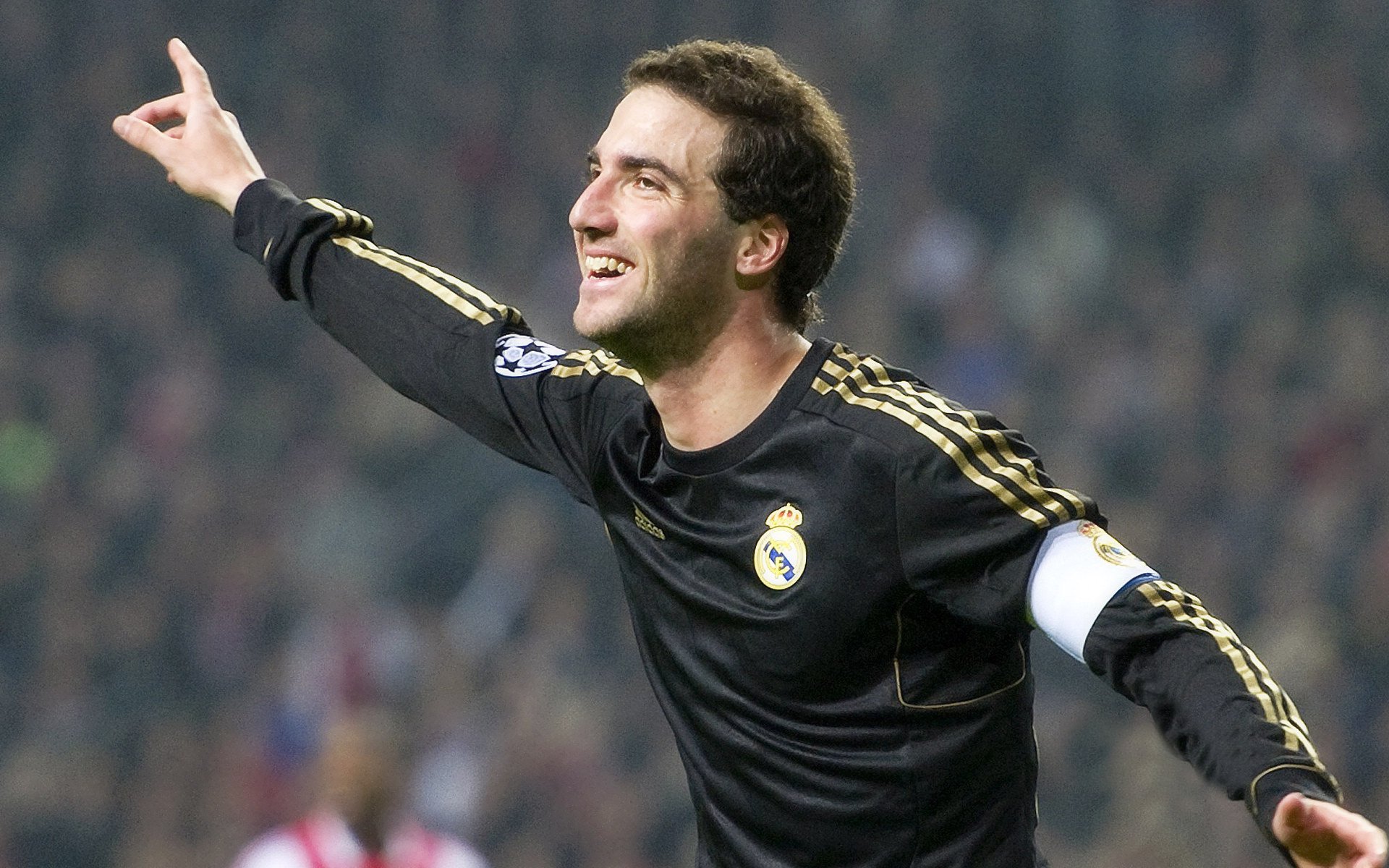 绿茵孤胆,萨拉赫生死局刀下不落,AC米兰破天命力克巴西